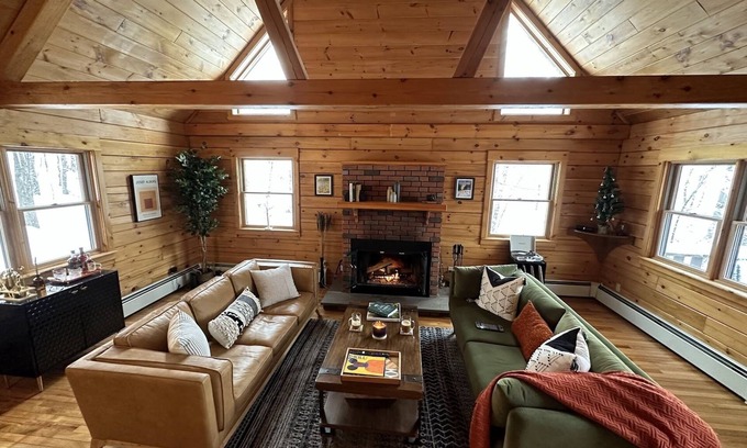 Roscoe Cabina | Stunning Log Cabin Lakehouse with/fireplace - steps from lake!