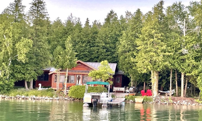 Presque Isle Casa | Stunning Log Cabin + Bunkhouse on Grand Lake w/ kayaks