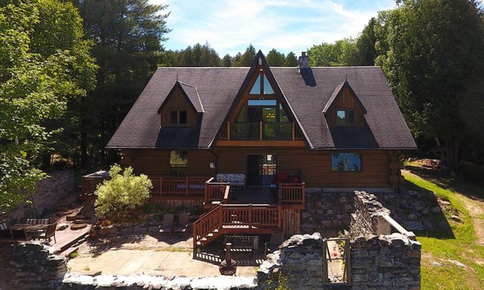 Trent Lakes Casa | Impresionante casa de registro en un lago privado