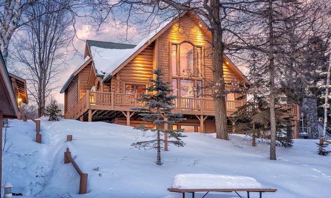 Duluth Cabina | Stunning log home on Pike Lake with many amenities. Perfect for larger groups