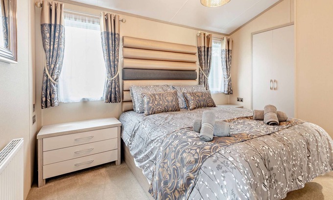 New Forest District Cabina | Stunning Luxury 2-Bed Lodge Near to New Forest and Milford on Sea Sleeps 6