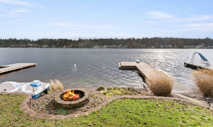 Grapeview Casa | Stunning Mason Lake Waterfront Home