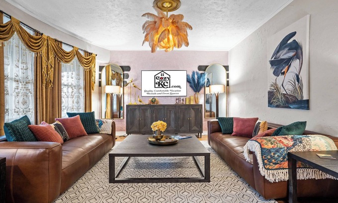 Hanover Place Apartamento | Stunning midtown remodel with 4 kings beds + Parking!