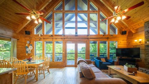 Gatlinburg - Pigeon Forge Casa | Stunning Mountain Views! Hot Tub Games