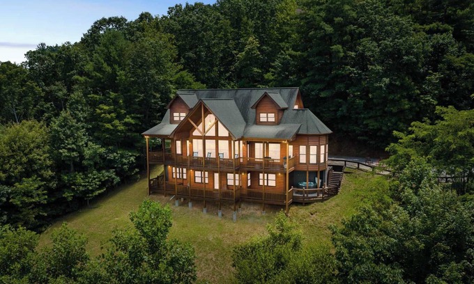 Mineral Bluff Casa | Stunning Mtn Views! Sleeps 10~Hot Tub~Game Room