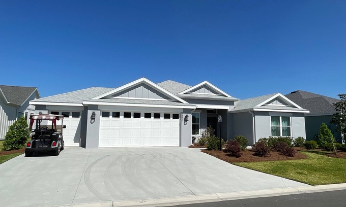 Sumter County Casa | Stunning new home with water view, screened lanai & golf cart!
