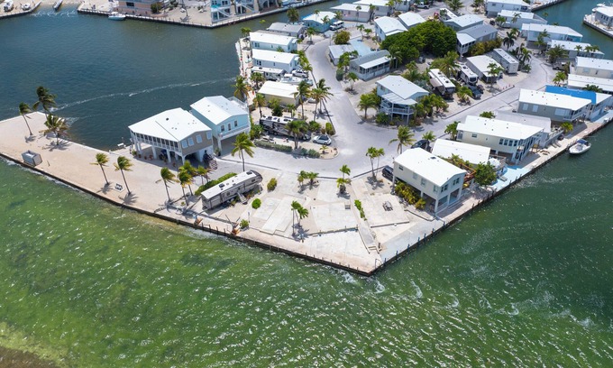 Cudjoe Key Alquiler De RV | Stunning Open Water RV Lot with 38' Seawall and Great Amenities in Gated Community