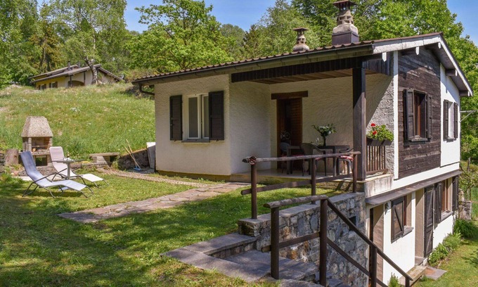 Monteceneri Casa | Preciosa casa de vacaciones privada con WIFI, TV, patio, mascotas permitida y vista panorámica