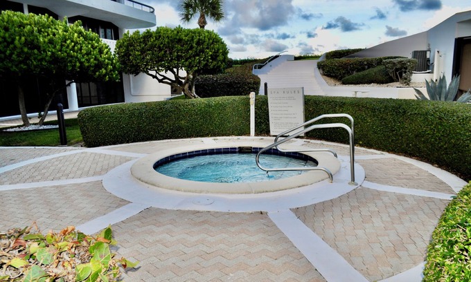 Palm Beach Condominio | Stunning Palm Beach 2-bedroom condo in beautiful Palm Beach with AC, fitness