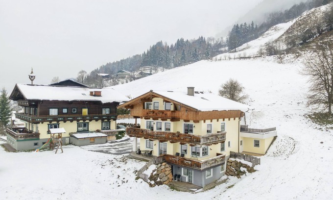 Goldegg Apartamento | Stunning panorama, space, tranquillity and a swimming pool