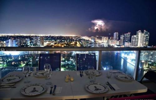 Hallandale Beach Apartamento | Stunning Penthouse Suite Waterfront 2BD 2BA