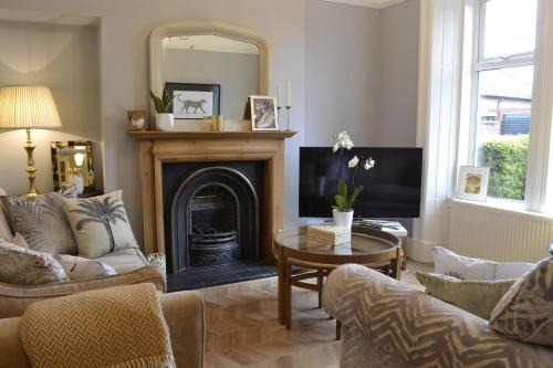 Dumfries Casa | Stunning Period Townhouse with Garden, Walking Distance to Town