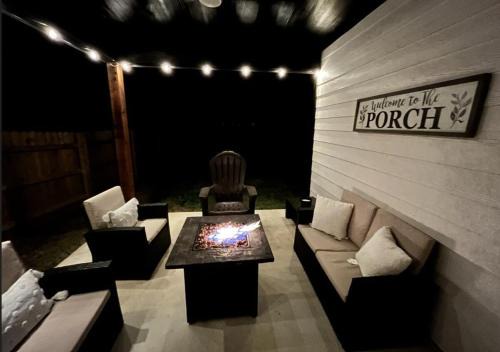 Granbury Casa | Stunning & Pristine Kitchen-Smart TVs-Modern Gas Firepit-Free Parking