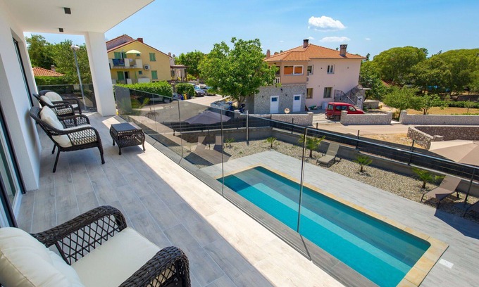 Skrbcici Casa | Preciosa casa de vacaciones privada para 10 personas con WIFI, A/C, piscina privada, TV y terraza