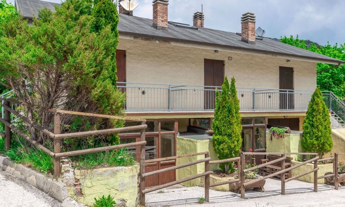 Bolognola Casa | Estupenda casa de vacaciones privada con WIFI, TV, balcón, mascotas permitida y vista panorámica