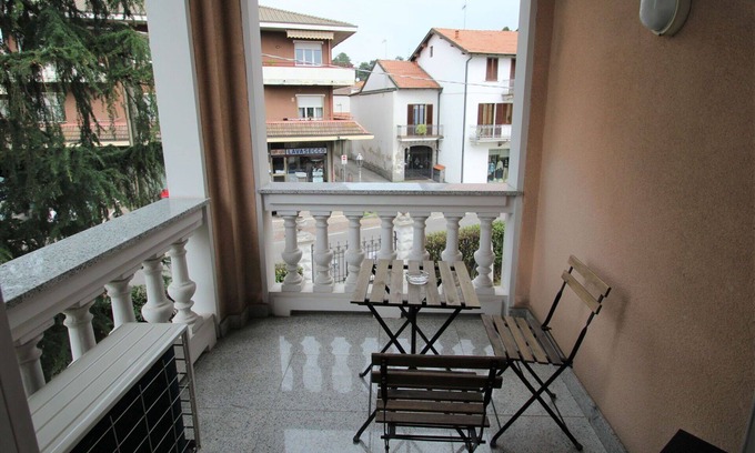 Castronno Villa | Maravillosa casa de vacaciones privada para 10 personas con A/C, WIFI, TV y terraza