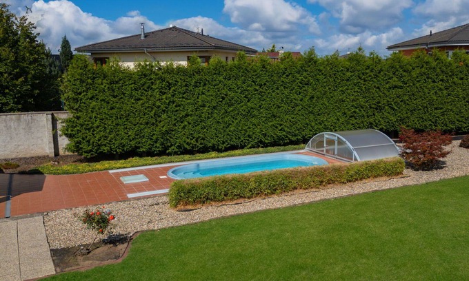 Dolni Chabry Villa | Estupenda casa de vacaciones privada para 8 personas con WIFI, piscina privada, TV y terraza