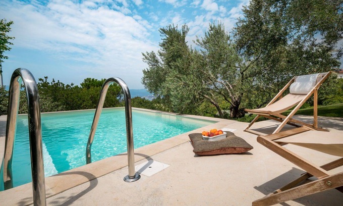 Zurkovo Villa | Preciosa casa de vacaciones privada con A/C, WIFI, piscina privada, TV, terraza, mascotas permitida