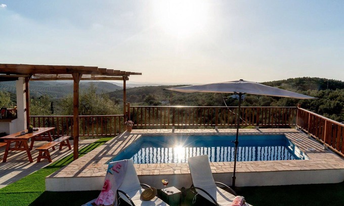 Cabra Villa | Preciosa casa de vacaciones privada con piscina privada, WIFI, A/C, TV, terraza y mascotas permitida