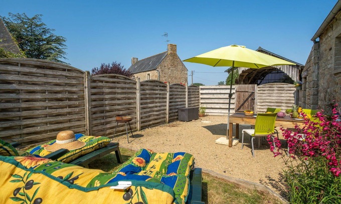 Ploumilliau Casa | Preciosa casa de vacaciones privada para 4 personas con WIFI, TV, patio y mascotas permitida