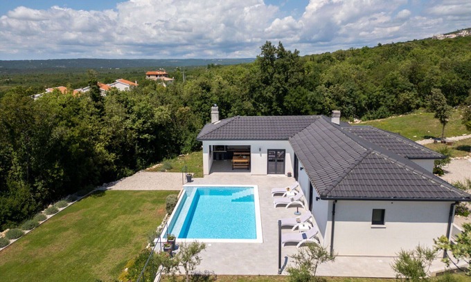 Diminici Casa | Maravillosa casa de vacaciones privada para 4 personas con WIFI, A/C, piscina privada, TV y terraza
