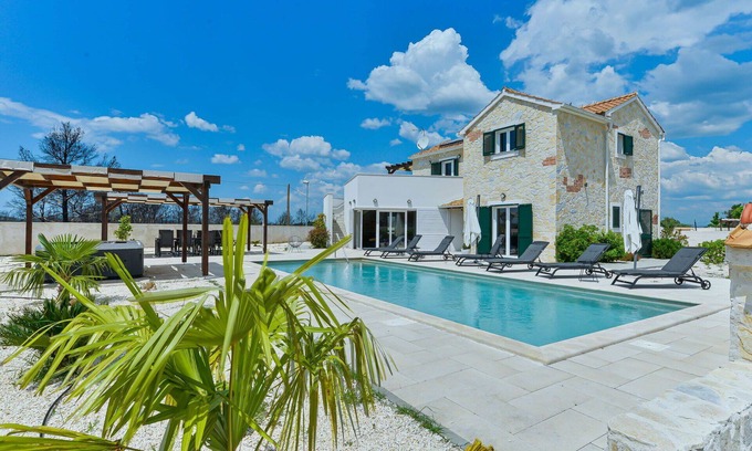 Zaton Villa | Estupenda casa de vacaciones privada con piscina privada, WIFI, jacuzzi, A/C, TV, patio