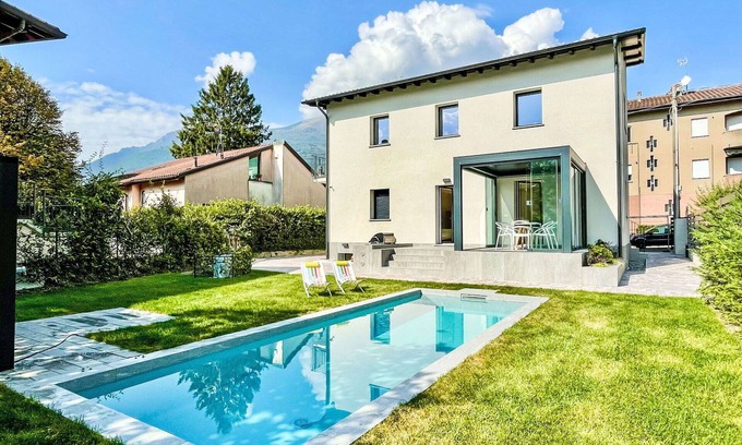 Dervio Casa | Estupenda casa de vacaciones privada para 8 personas con A/C, WIFI, piscina privada, TV y patio