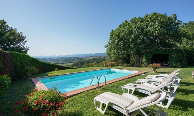 Dicomano Villa | Maravillosa casa de vacaciones privada con A/C, piscina privada, WIFI, TV, patio y vista panorámica