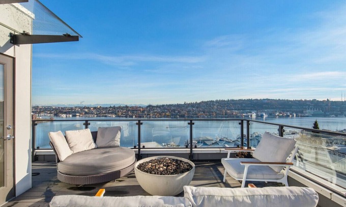 East Queen Anne Villa | 108 - Lake Union Townhouse