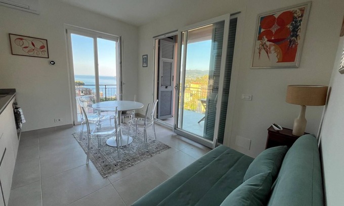 Zoagli Apartamento | Stunning sea view! 2-bedroom apartment, 5 minutes walking to the beach, AC, pool