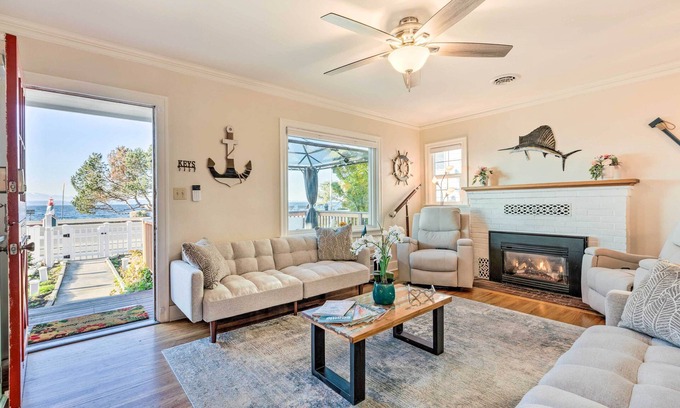 Alki Casa | Stunning Seattle Home on Alki Beach w/ Sound View!