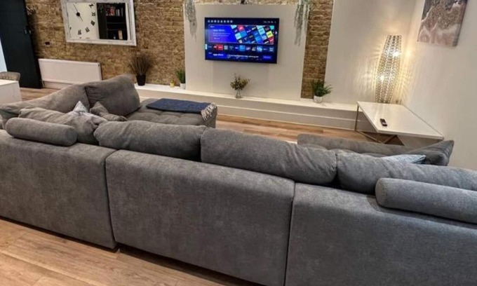 Westcliff-on-Sea Apartamento | Stunning & Sleek 2BR w/ WiFi & Netflix - City Centre Nr Cliffs Pavillion