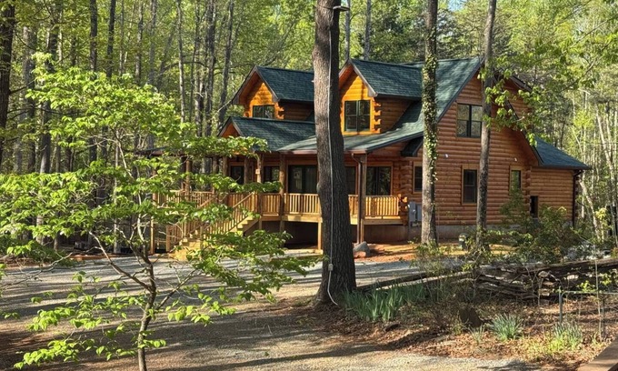 Union Hall Cabina | Stunning SML lakefront cabin: luxurious finishes, spacious rooms, wraparound deck, easy dock access. Family-friendly with toys, media room, serene views!