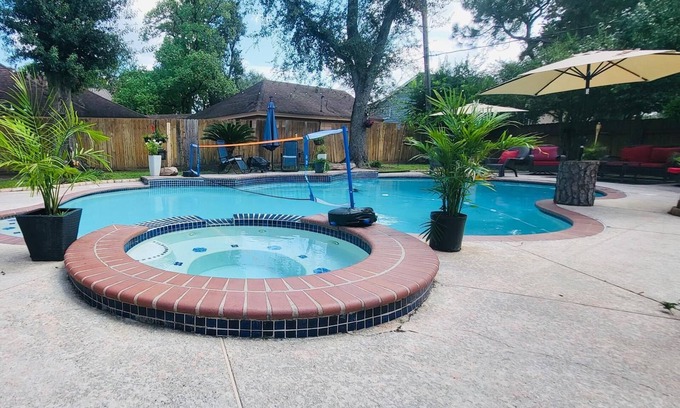 Houston Casa | Stunning & Spacious 5-bedroom house features a gorgeous private pool