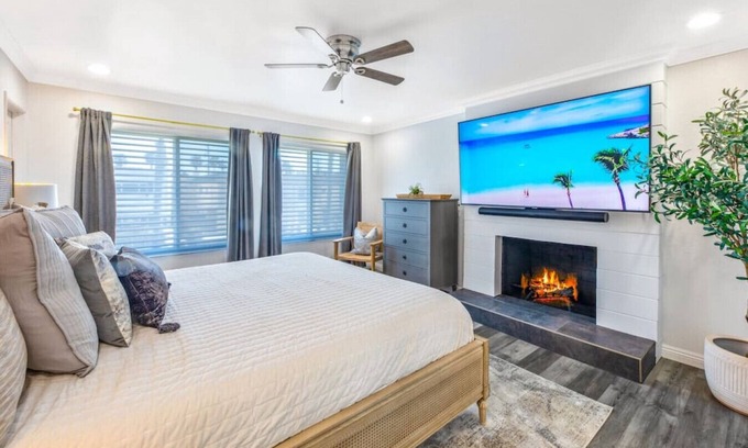 Huntington Beach Condominio | Stunning Townhome ❤️ Steps2 Beach 🏖, Luxury ⭐️, Fire Pit, E-bikes 🚲, Pets ok🐾