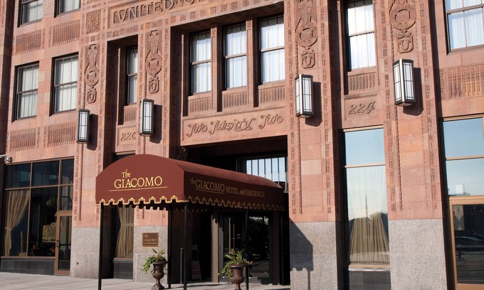 Downtown Niagara Falls Condominio | Stunning View Overlooking Niagara State Park