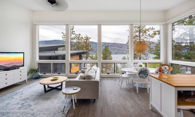 Central Okanagan Casa | Stunning views, clean & modern. Walk to the beach, wineries, cafe & orchards