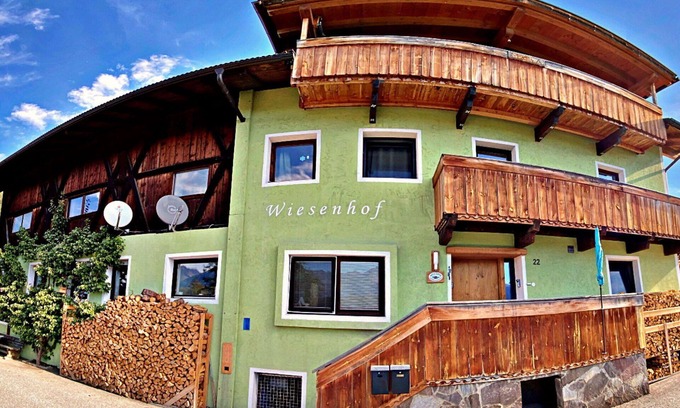 Leithen Villa | Preciosa casa de vacaciones para 4 personas con WIFI, TV y balcón