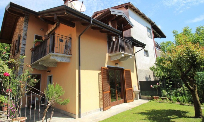Arizzano Casa | Maravillosa casa de vacaciones para 5 personas con WIFI, TV y balcón