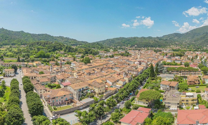 Camaiore Villa | Estupenda casa de vacaciones con WIFI, TV, terraza, mascotas permitida y aparcamiento