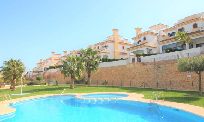 Polop Casa | Estupenda casa de vacaciones para 6 personas con WIFI, piscina, A/C, TV, patio y vista panorámica