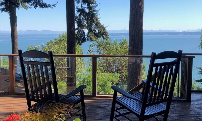 Camano Island Casa | Vistas desde la casa, bañera de hidromasaje, cubiertas y cancha de deportes! Canoa, kayak incluido.