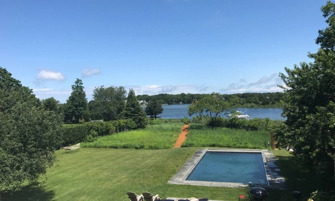 Sag Harbor Casa | Impresionante casa frente al mar con piscina, muelle y acres de tierra