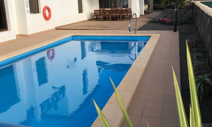 Villaverde Villa | Elegante villa de 4 dormitorios con piscina climatizada, chorros de baño, WiFi y apartamento de una cama.