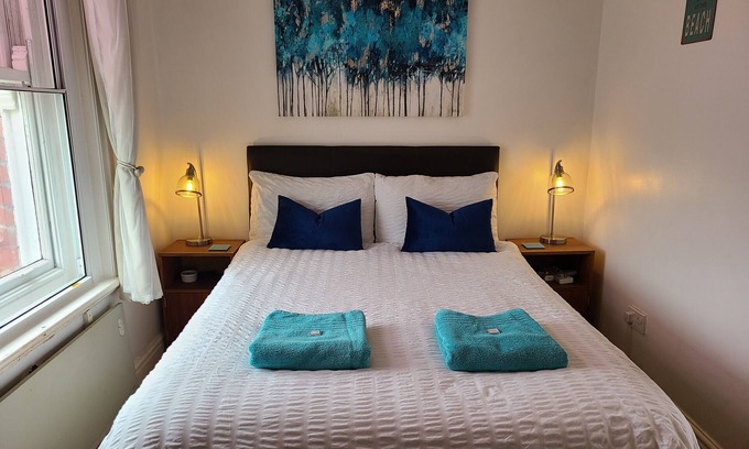Prestatyn Apartamento | Stylish 1-bed dog-friendly flat with lovely views & 5 mins walk to town & beach!