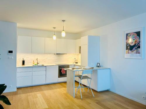 Nivy Apartamento | Stylish 19th-Floor Klingerka Apartment with Stunning Castle Views & Free Parking