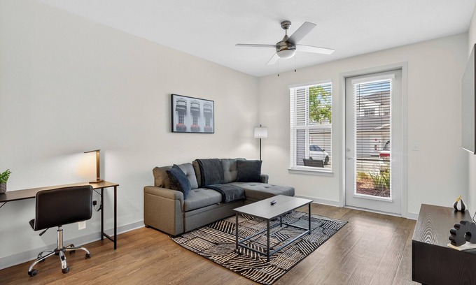 Arlington Apartamento | Stylish 1BR Apt / King Bed / Pool / Close to Beach