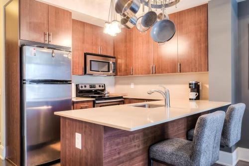 Wellington Place Apartamento | Stylish 1BR plus Den with Balcony in Downtown
