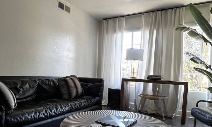 Lake Balboa Apartamento | Stylish 2+2 Apt. unit w/ pool