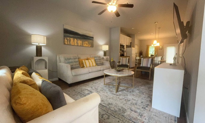 Valdosta Apartamento | Stylish 2BR Apartment – Walk to VSU, Short Drive to SGMC